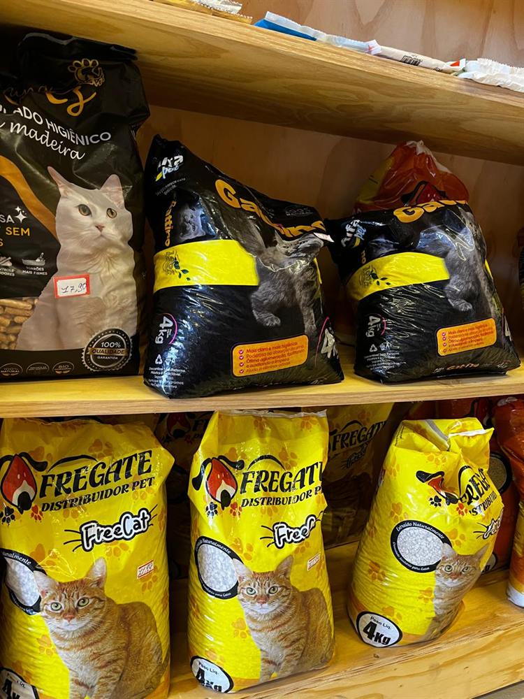 Areia e granulado higiênico para gatos na prateleira