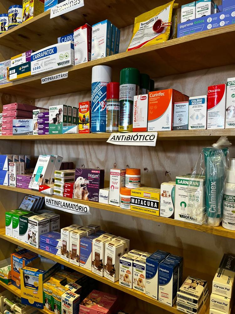 Prateleira de medicamentos pet: vitaminas, antiparasitário, antibiótico e anti-inflamatório