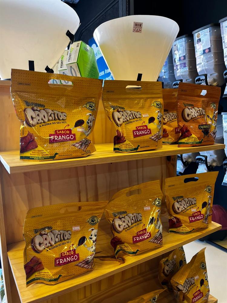 Petiscos Caozitos sabor frango na prateleira da loja